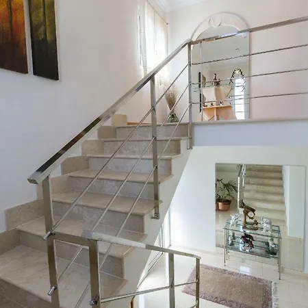 Villa Alzinita *